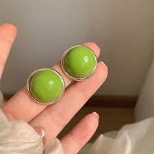 Retro Avocado-green Stud Earrings That Look Elegant And Brighten The Complexion